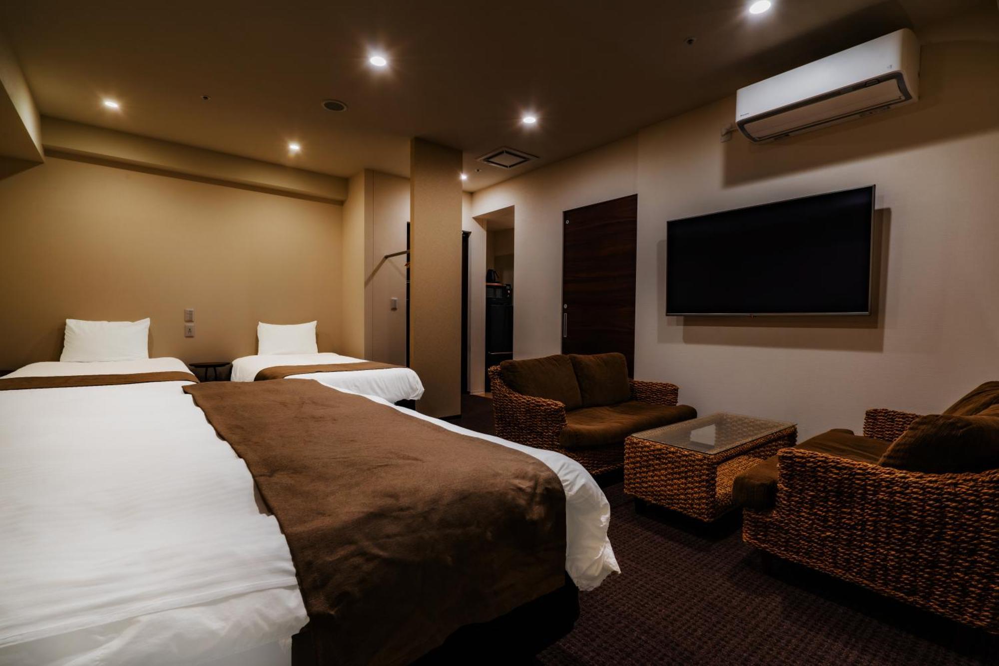 Randor Hotel Sapporo Suites Ruang foto A room at the hotel