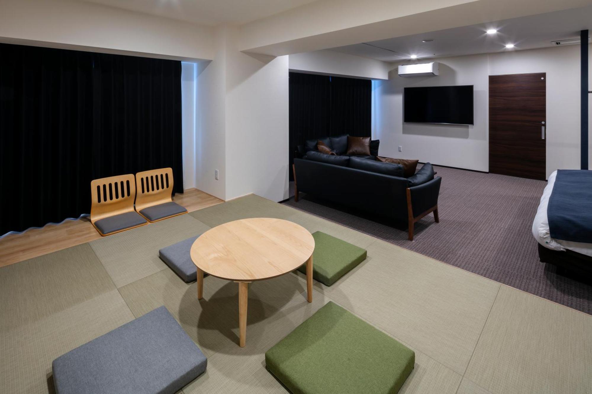 Randor Hotel Sapporo Suites Ruang foto A room at the Kyoto International Manga Museum