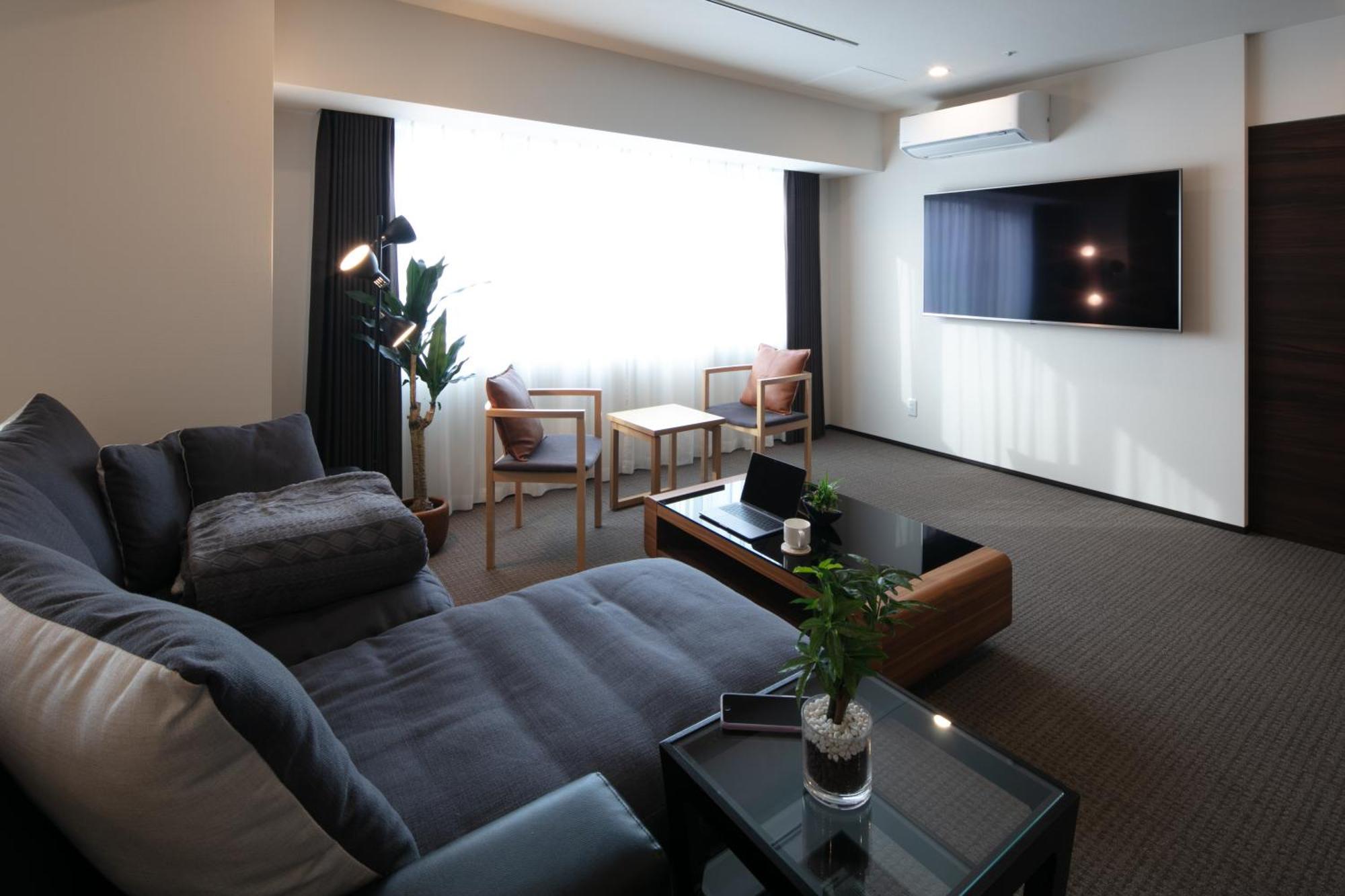 Randor Hotel Sapporo Suites Ruang foto A living room in a Japanese apartment