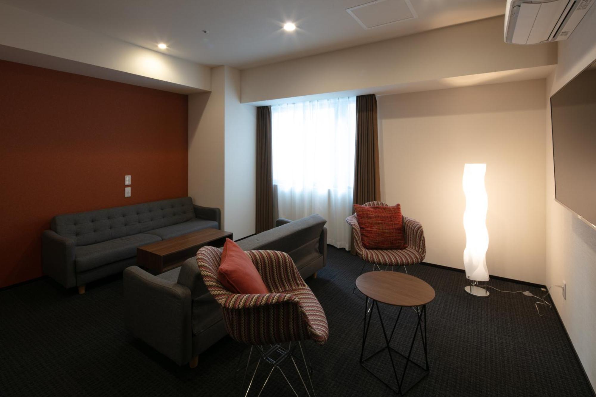 Randor Hotel Sapporo Suites Ruang foto A room at the hotel