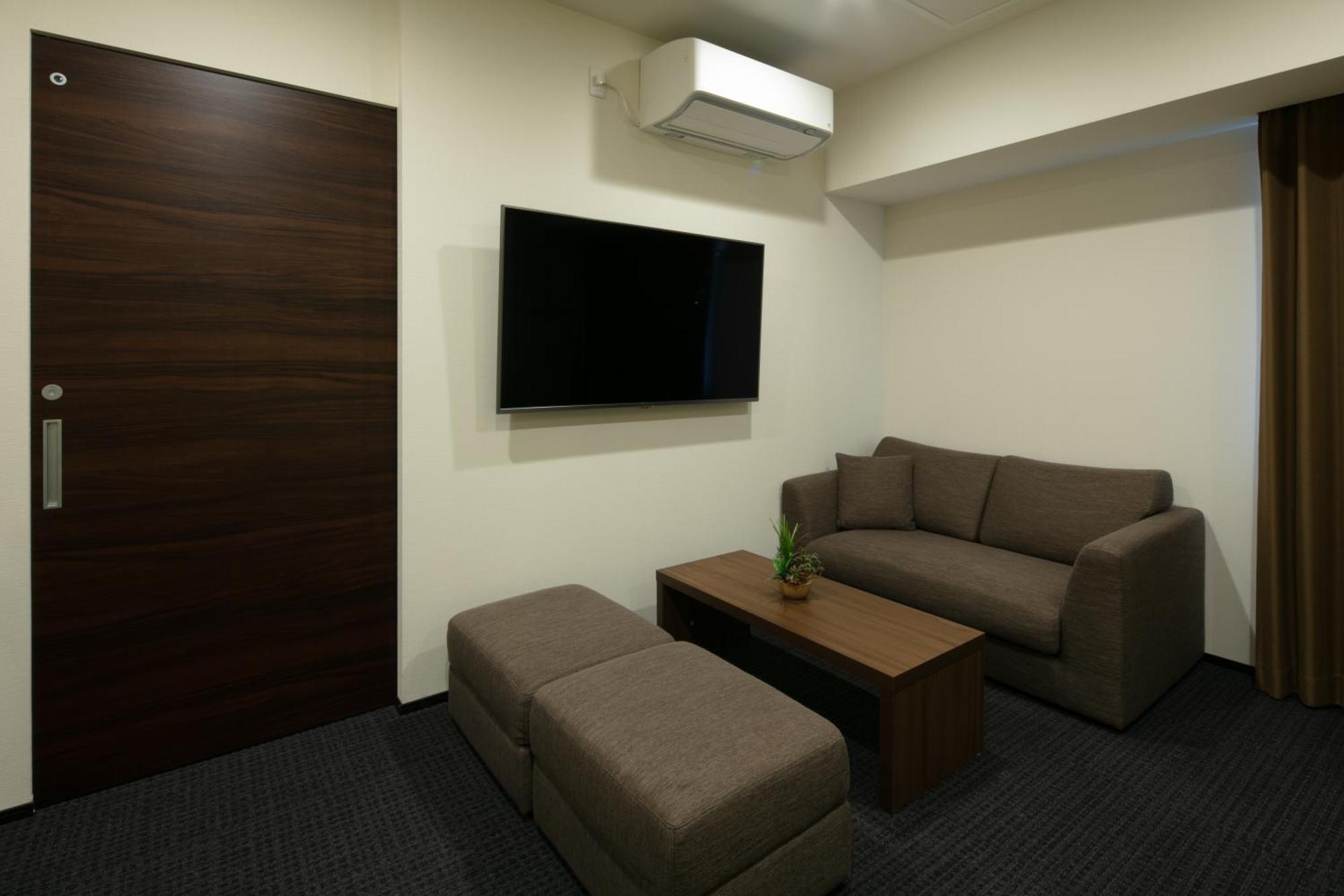 Randor Hotel Sapporo Suites Ruang foto A room at the station